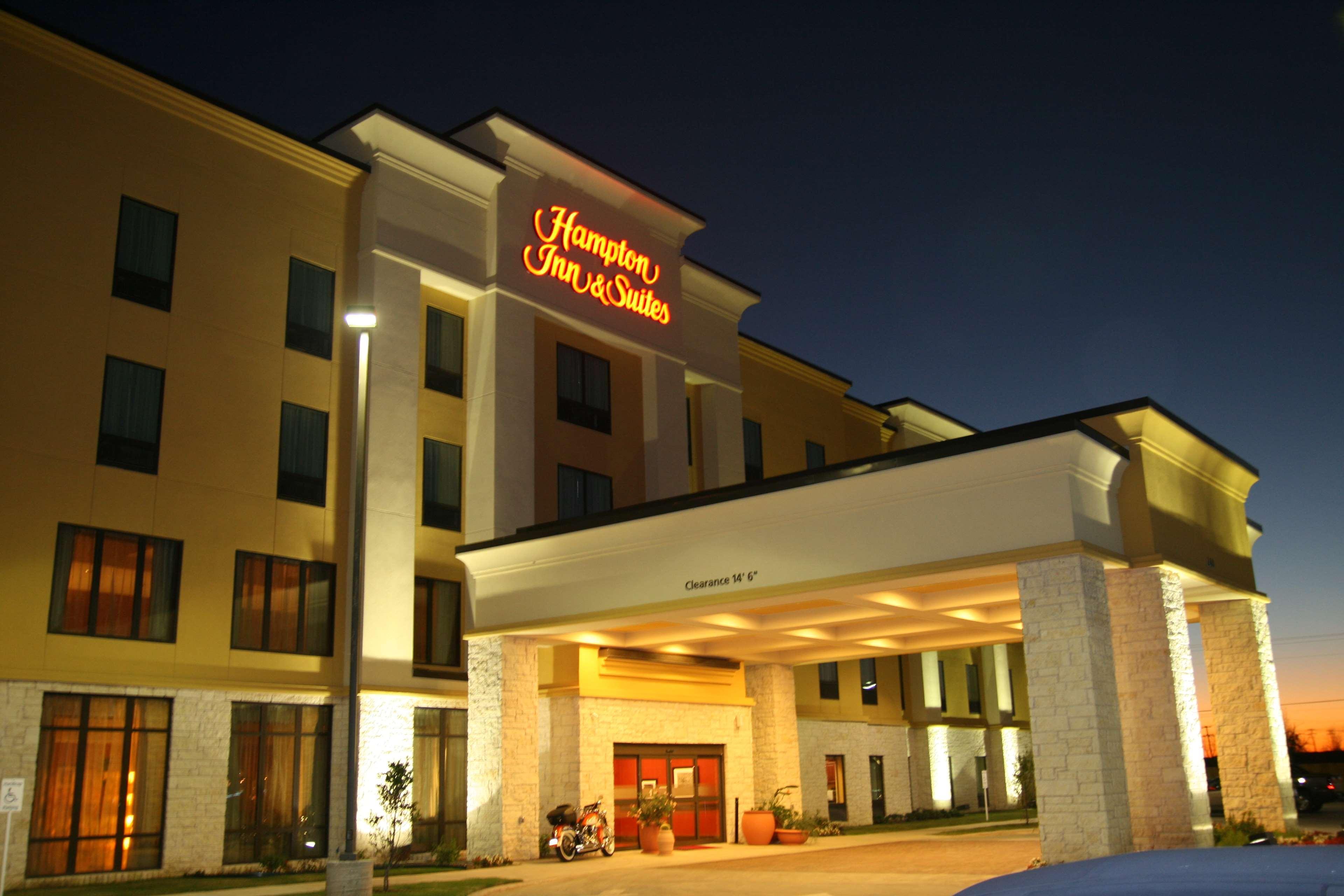 Hampton Inn & Suites Bastrop Bagian luar foto